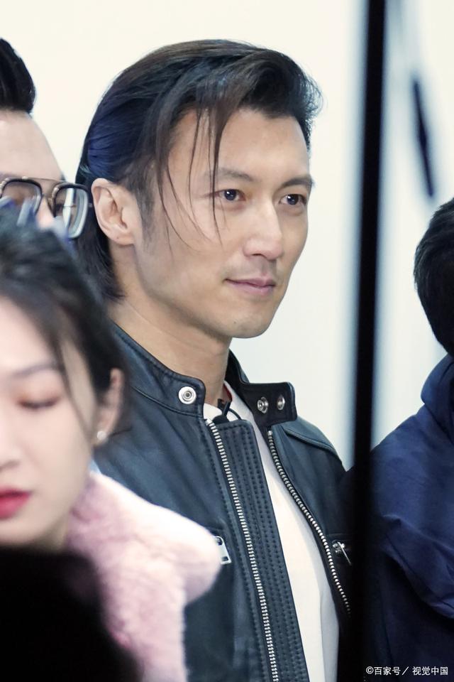 2023年4月6日,上海,谢霆锋现身一品牌活动现场,长发依旧,仿佛岁月没在