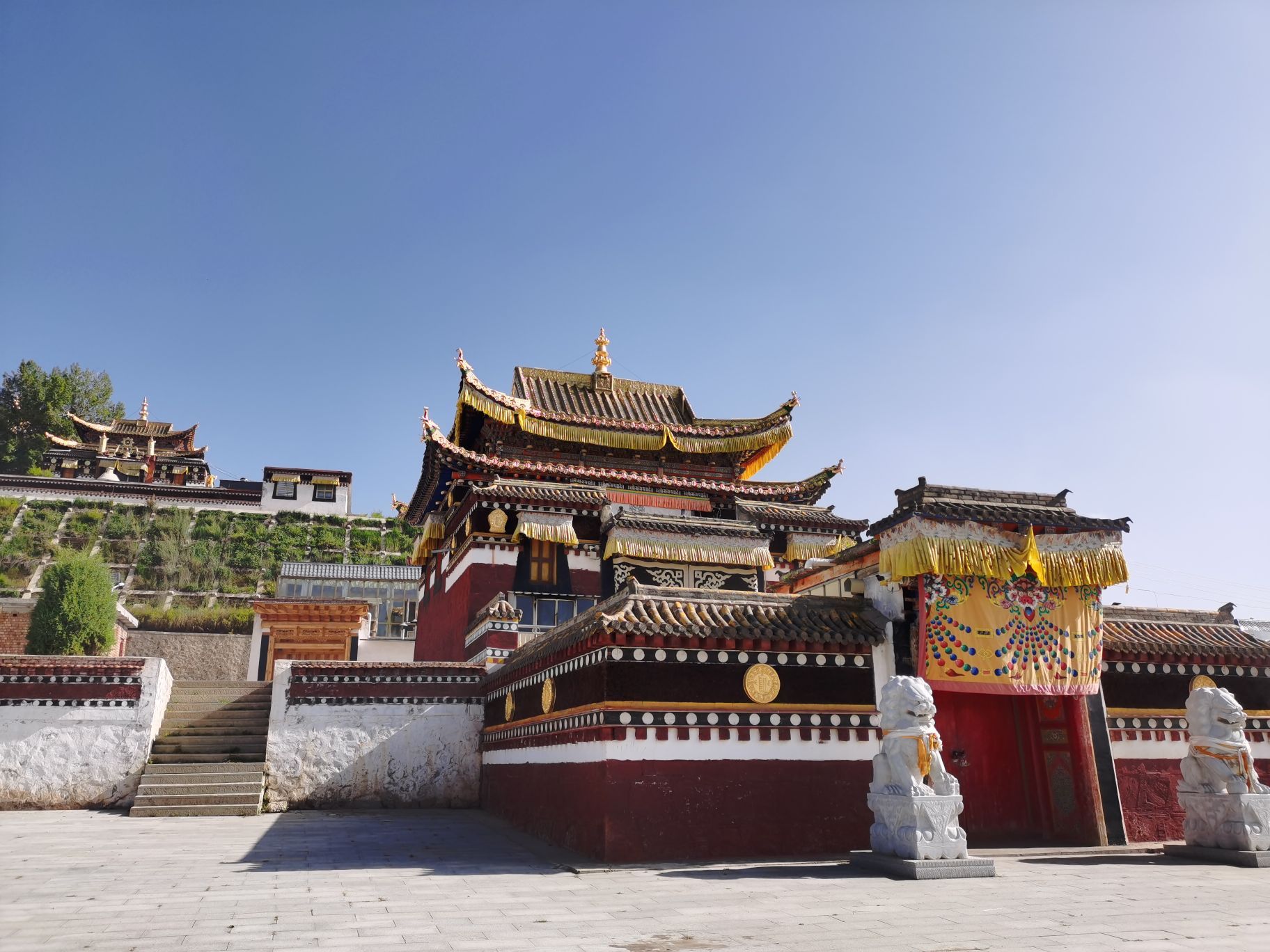 米拉日巴佛阁坐落于甘南合作市非常宏伟西侧还有合作寺值得一去拍了不