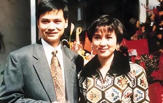 曾是亚视一姐却被渣男老公骗光财产如今61岁流落街头