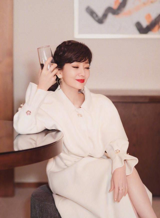 64岁赵雅芝一改优雅形象,扎高马尾灵动如少女,橘色身姿很抢眼_气质