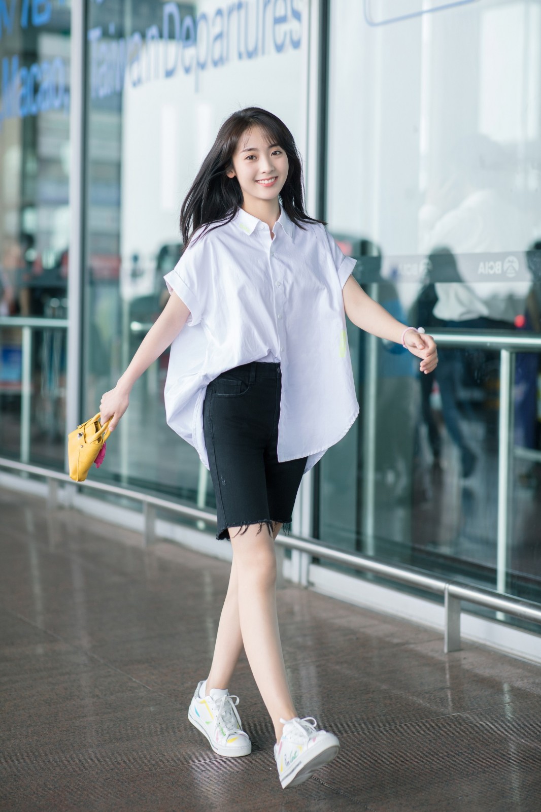 邢菲赴长沙录制快乐大本营黑白简约风甜笑会粉丝