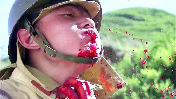 几个日本兵妄想欺负八路军女医护员高手从背后偷袭一刀断喉