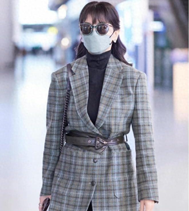 赵雅芝黑丝袜,格子西装尽显时尚魅力!"_女神_气质_女性