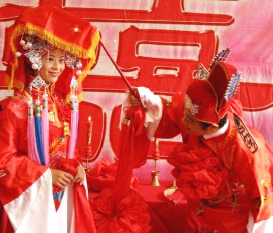 回到宋元明清参加一场婚礼,你会发现,很多仪式现在仍传承不衰!