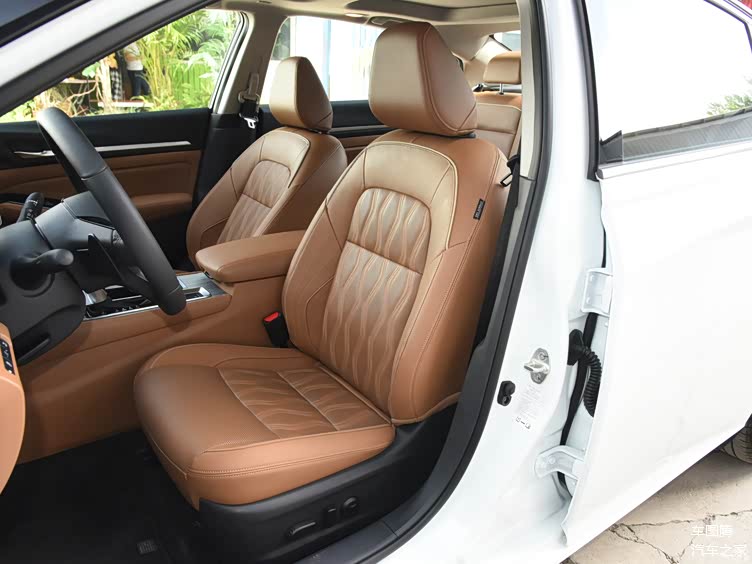 合资中型轿车对决 日产新款天籁和2022款丰田凯美瑞,谁更适合?_团车网