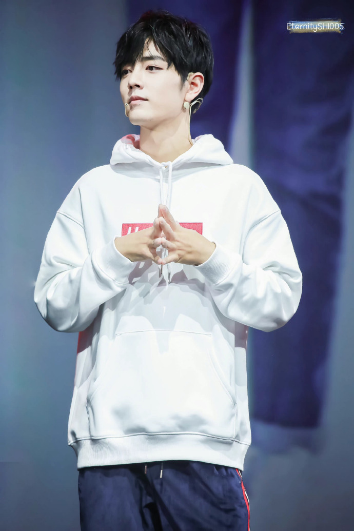 肖战#【肖战】气场全开帅气走秀的模特小赞 vs 用力使劲鼓掌的白卫衣