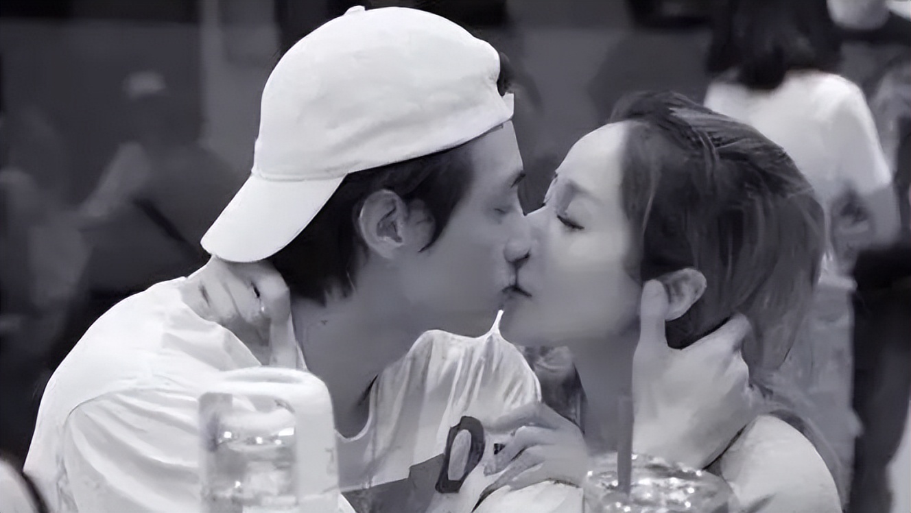 43岁萧亚轩面黄肌瘦,脸部凹陷,香肠嘴,疑被掏空_黄皓_男友_狗狗