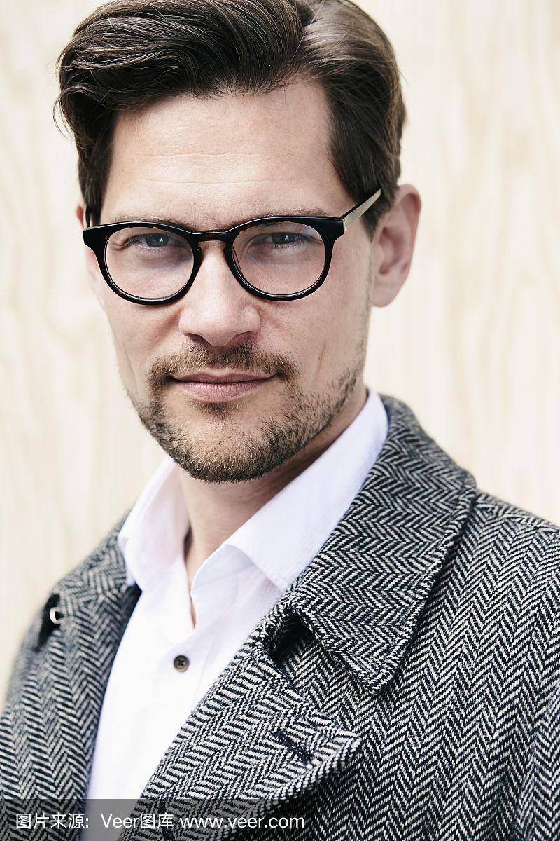 戴眼镜的帅哥