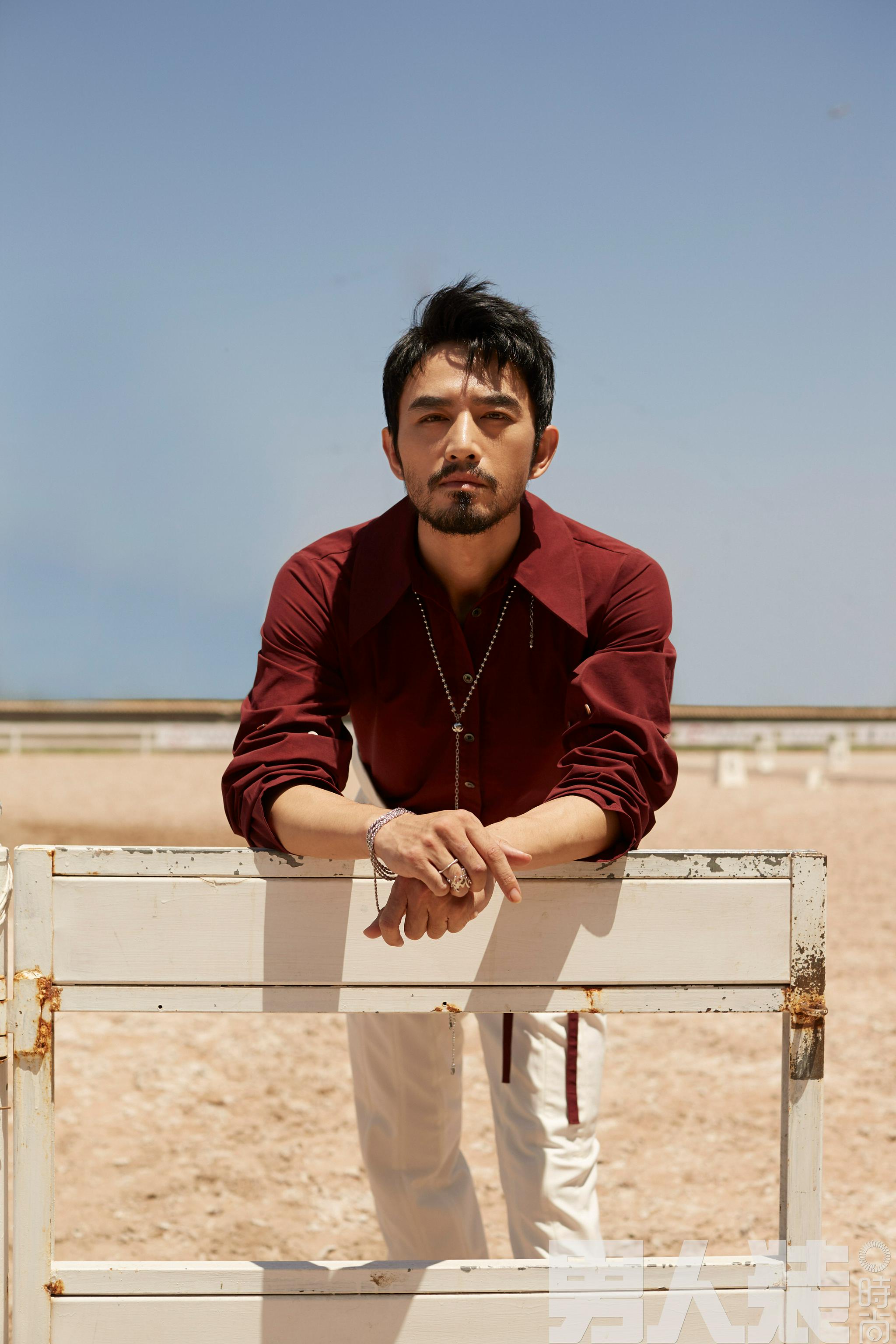 张晓晨男人装曝光随性自由黑白反转眼神深邃