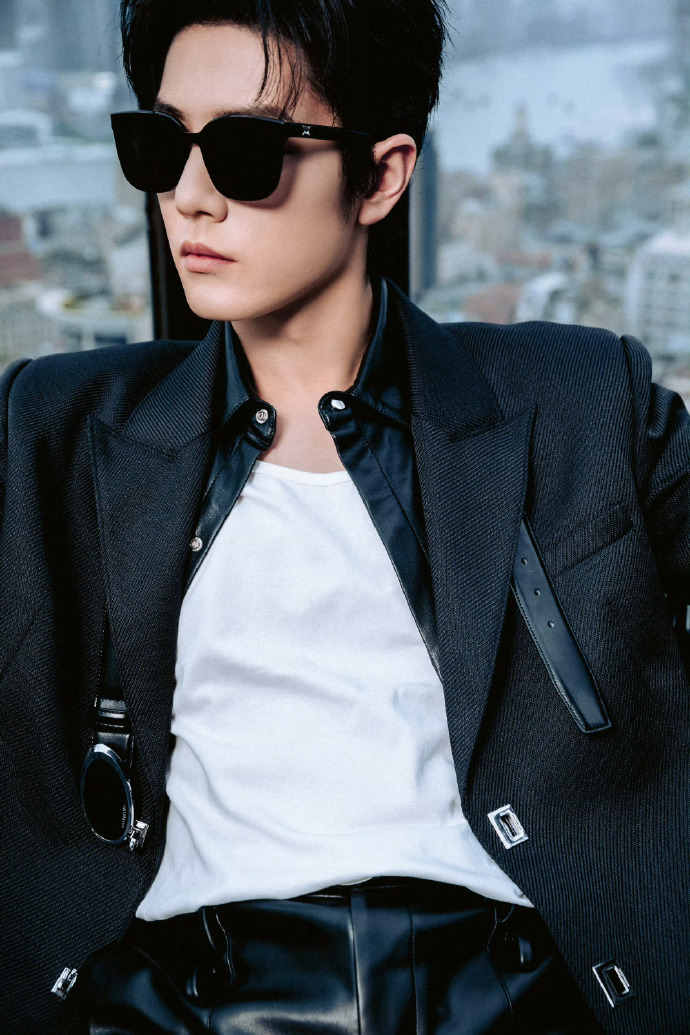 肖战工作室发了15宫格#肖战,戴眼镜最好看的男人90