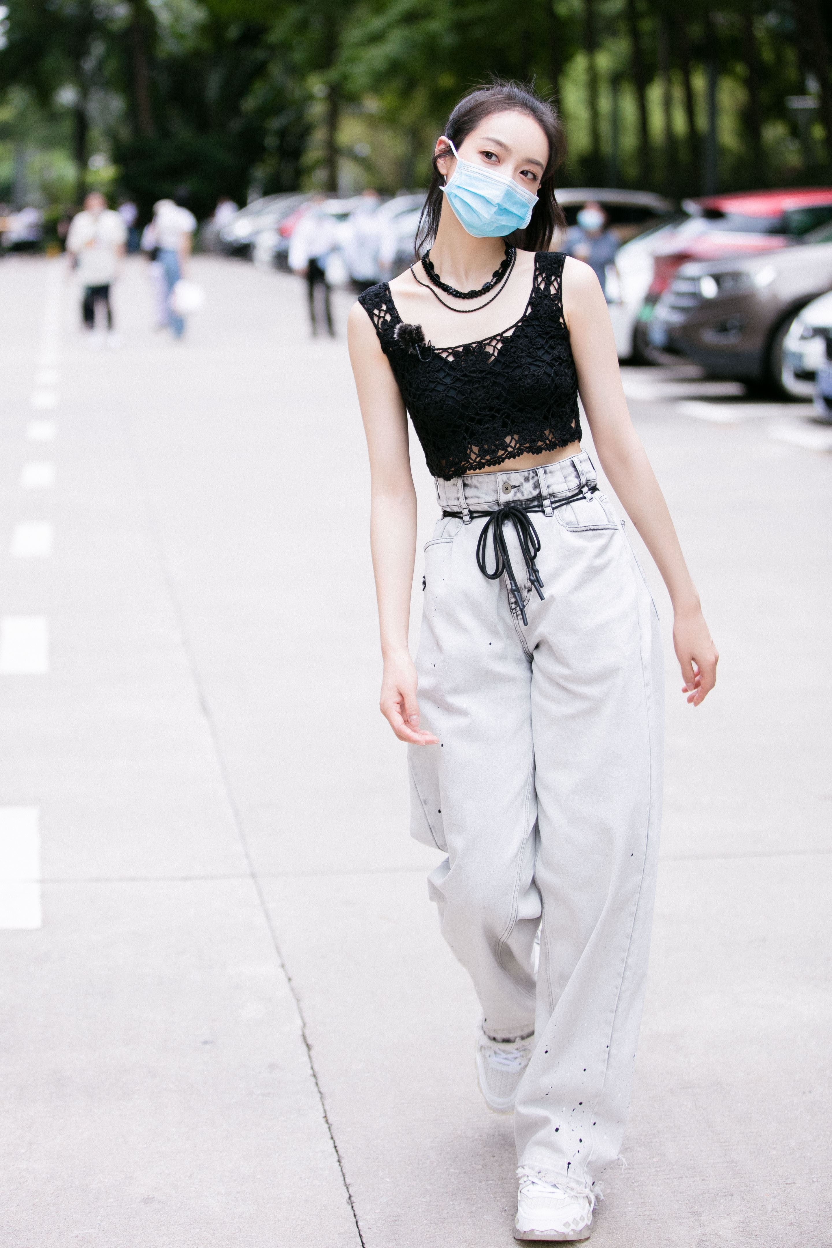 宋茜现身街头快闪路演活力演绎夏日清爽穿搭