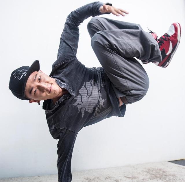bboy是地板舞吗bboy也称为breakdance或breaking是一种街舞风格
