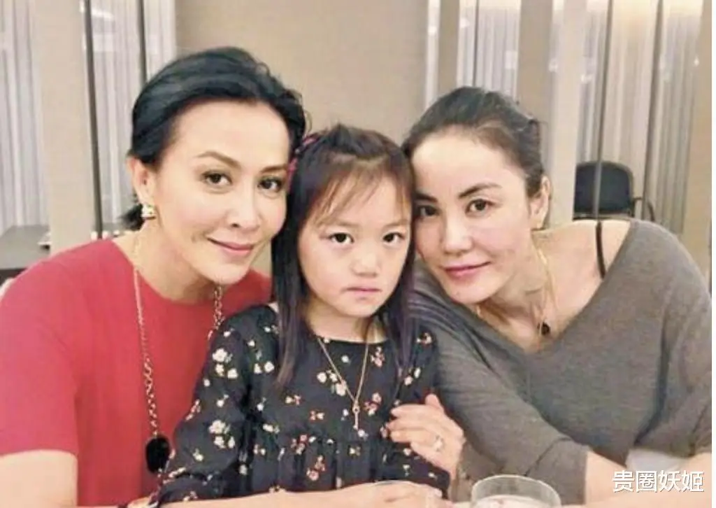 王菲女儿近照,15岁李嫣穿学生装细长腿吸睛,长相气质胜窦靖童_孩子