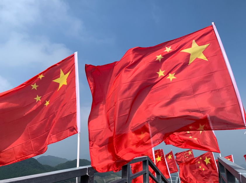 汇川五星红旗景区飘扬红色元素吸引众多游客参观