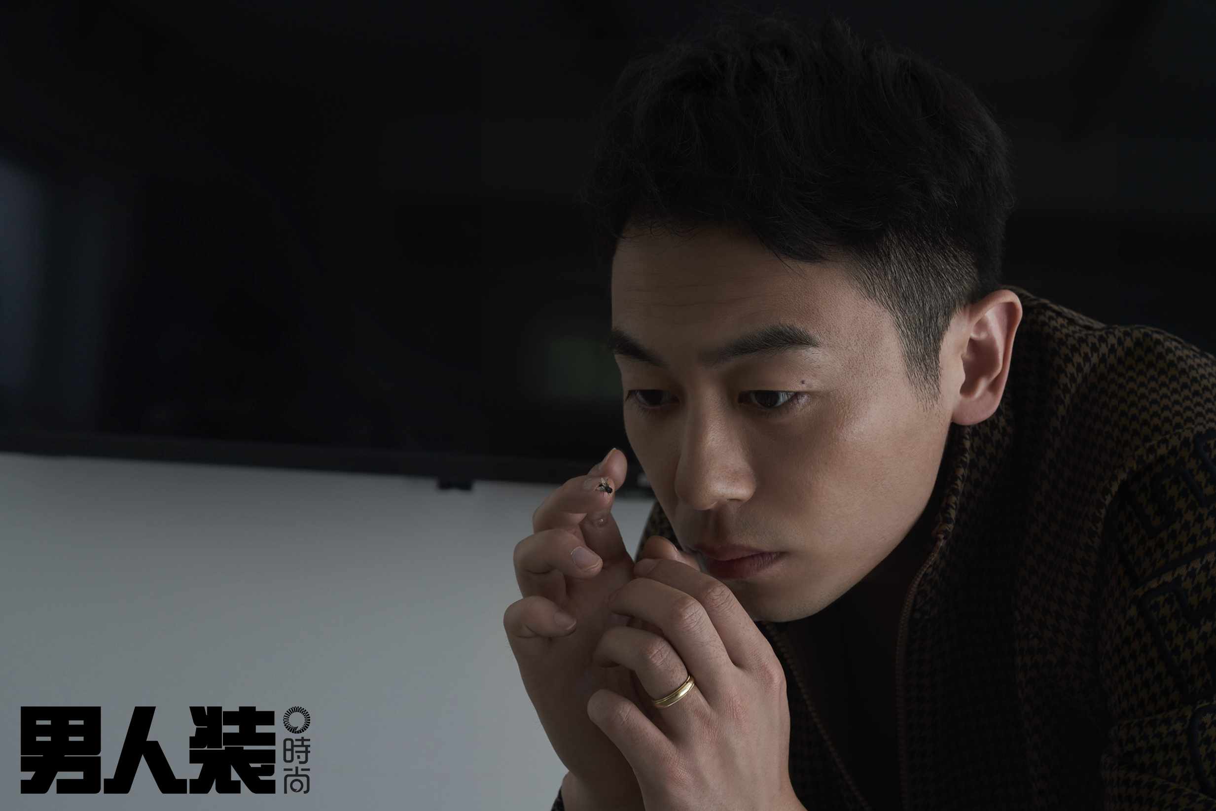 朱亚文登杂志封面 黑色风衣演绎"静像网剧"_凤凰网娱乐_凤凰网