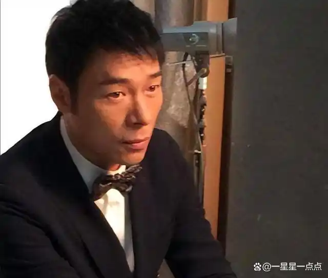 他是"巨星"梅艳芳的徒弟,"香港才女"郑秀文的老公,明明曾经的他手握一