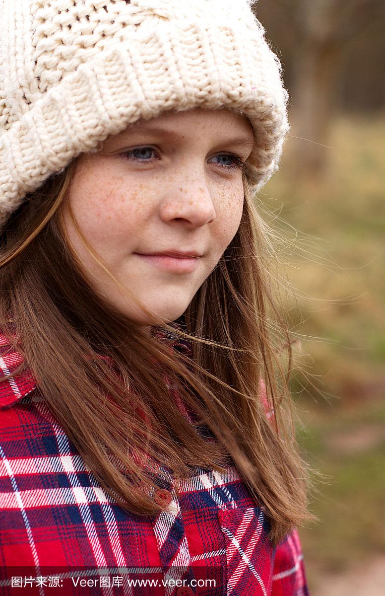 长着雀斑的漂亮女孩