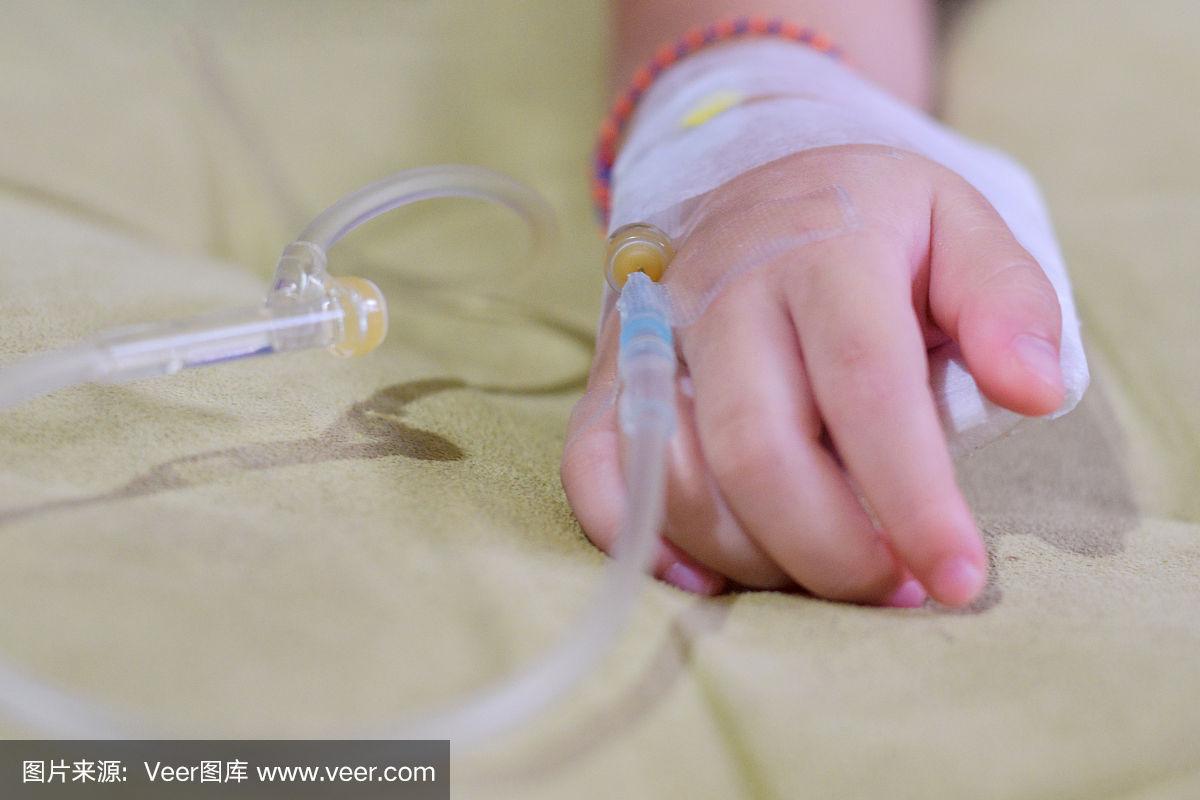 闭合患儿手部静脉输液,闭合患儿手部在医院接受生理盐水输液