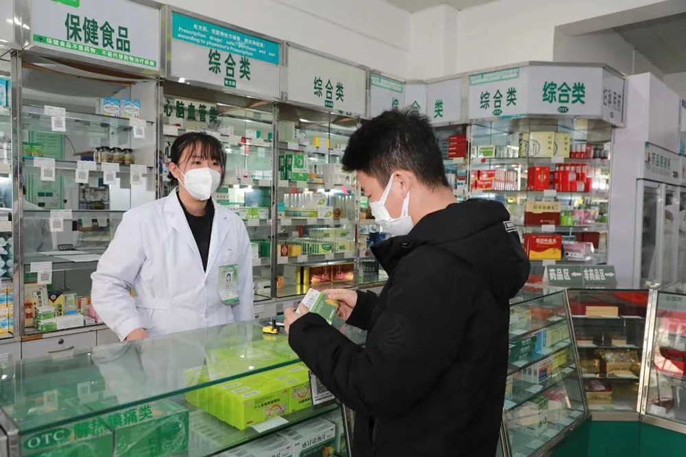 消费者在药店买药.
