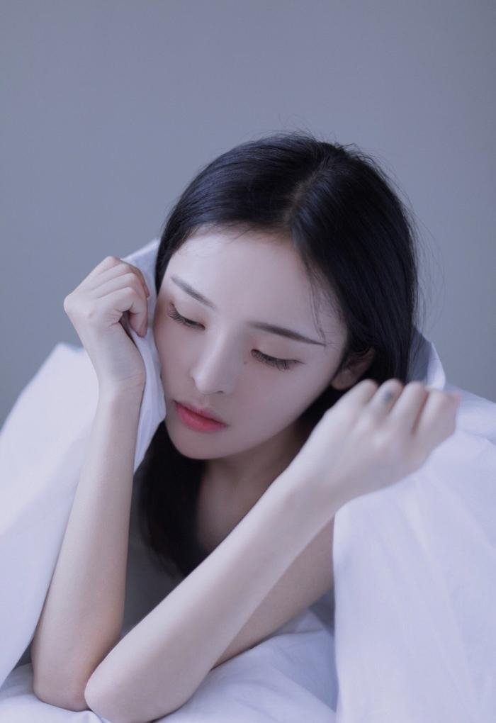 小清新瓜子脸红唇美女优雅唯美写真