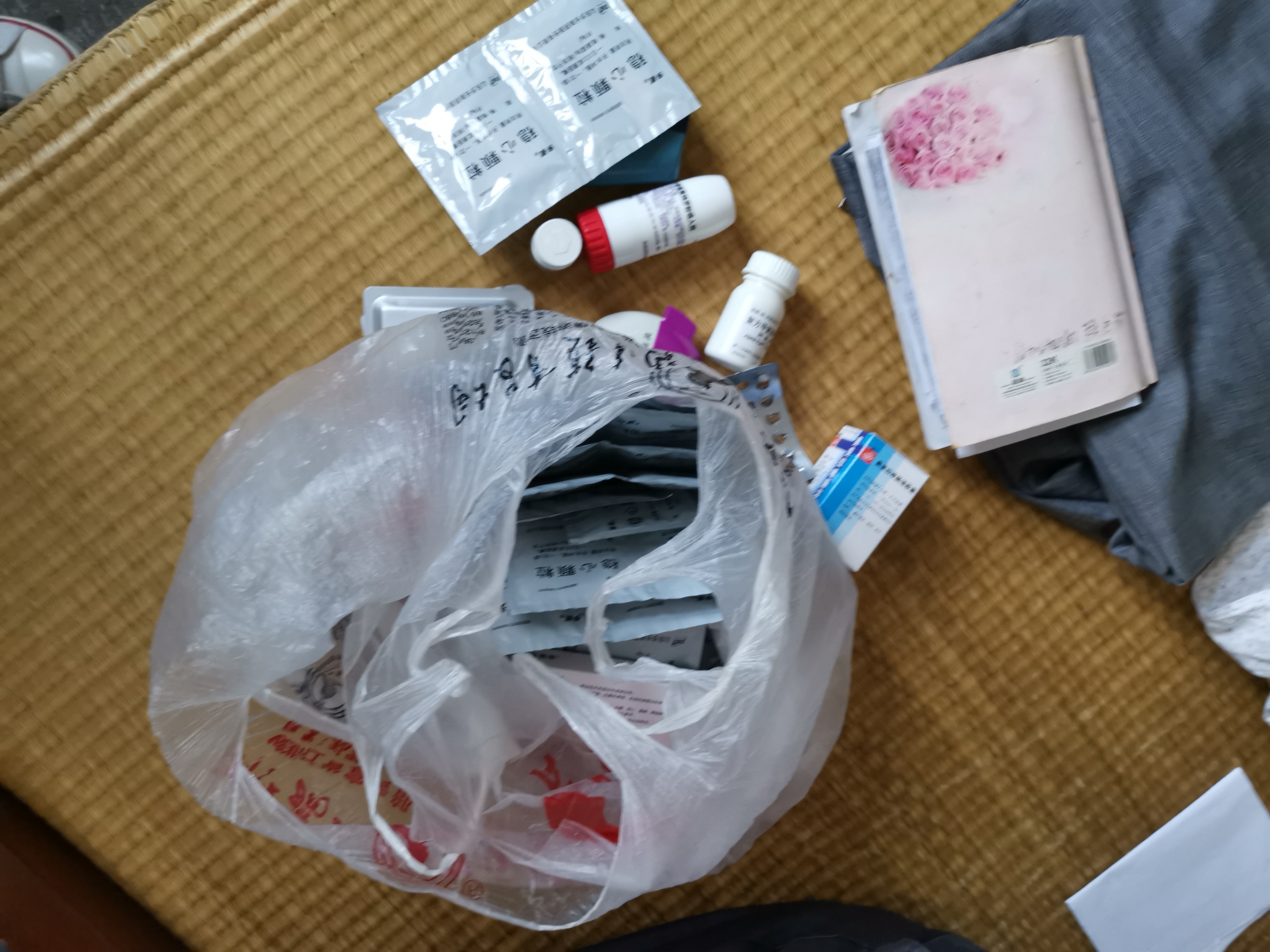 尘肺病人一堆的药.jpg