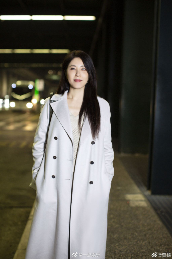 曾黎晒米兰机场随拍##曾黎分享米兰机场随拍