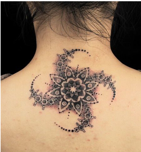 个性时尚女性背部印度指甲花图腾纹身图片
