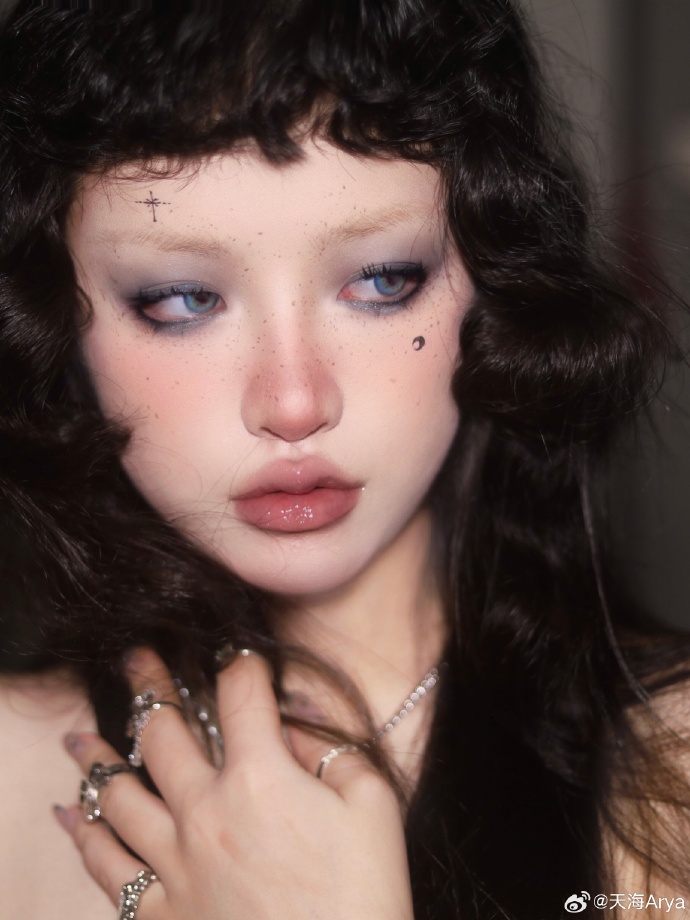 蓝矿石· 无眉朋克蓝烟熏教程自从漂了眉之后就好爱烟熏妆.