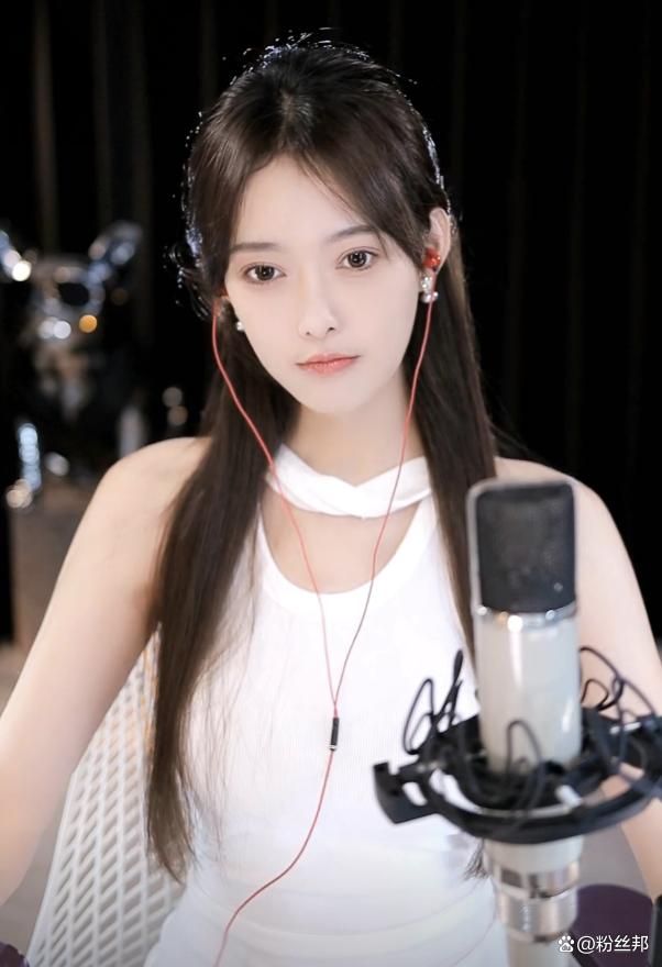 美女主播芮甜甜因为无法偿还违约金重回yy直播后,重新签约了大佛的