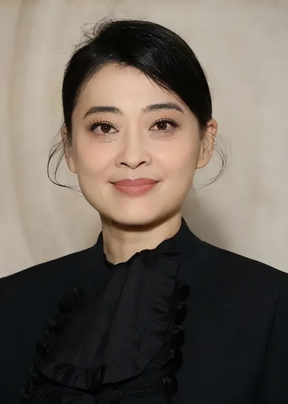 48岁梅婷晒法国旅游照,面部松弛,胳膊粗壮却仍然展现少女的活力