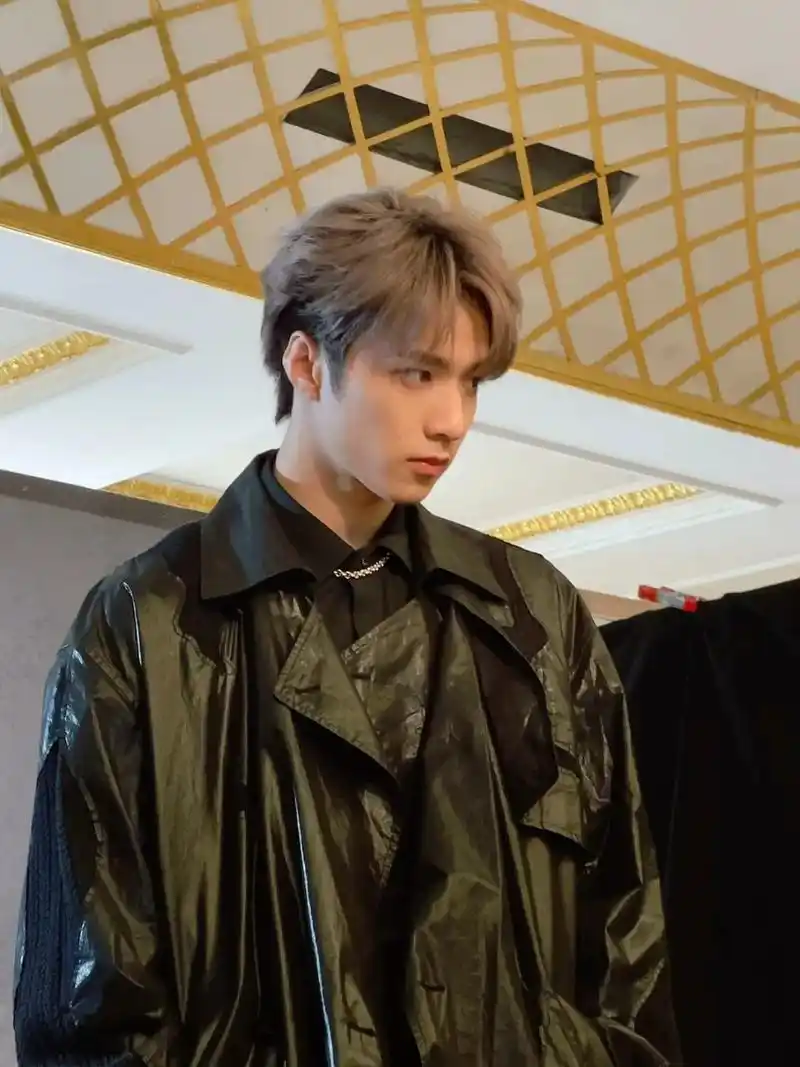 刘耀文 #氛围感 #酷男孩 #黑色系 #霸总氛围感 嗯!帅 - 抖音