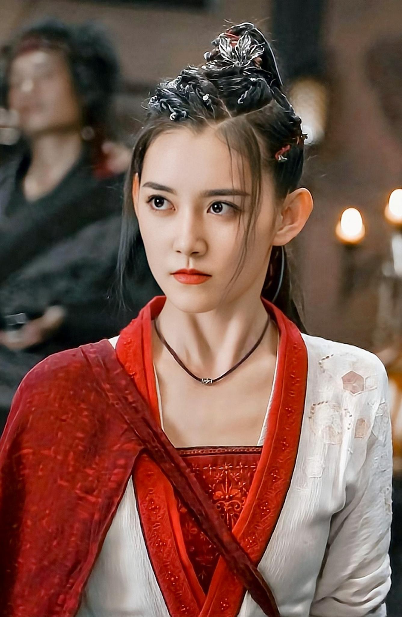 蒋依依意气风发 她看起来有点像小孩,但是不会有小家子气的感觉,很