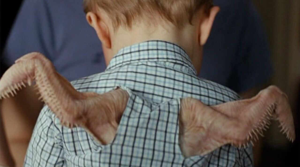 一岁宝宝竟长出翅膀,全家都懵了,奇幻片《瑞奇》