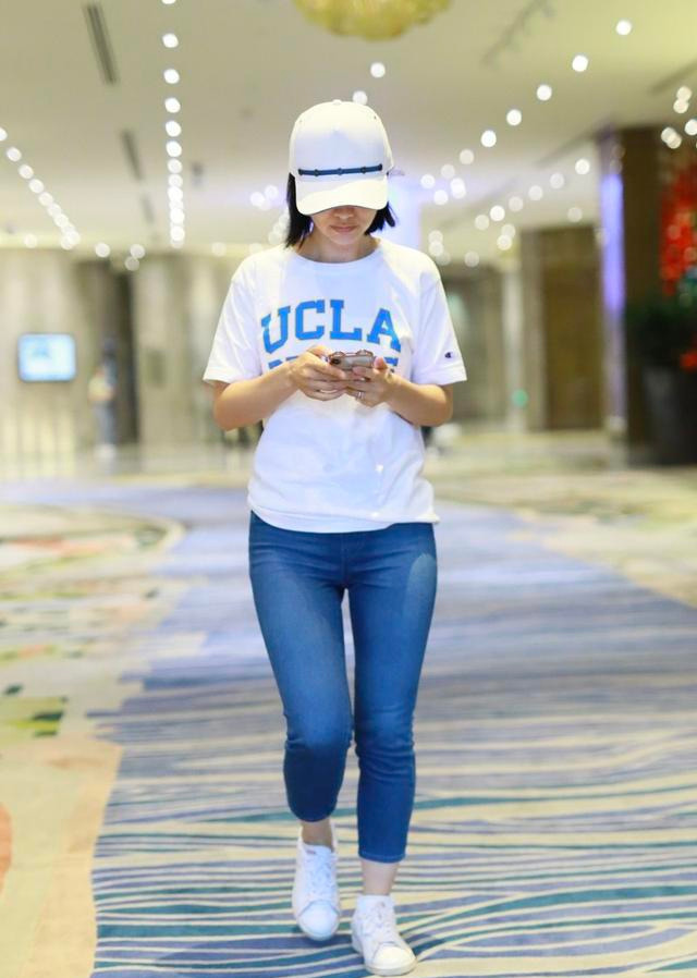 胡可身材太好了,牛仔裤突显曲线,看不出她比沙溢还大两岁_白色_颜色