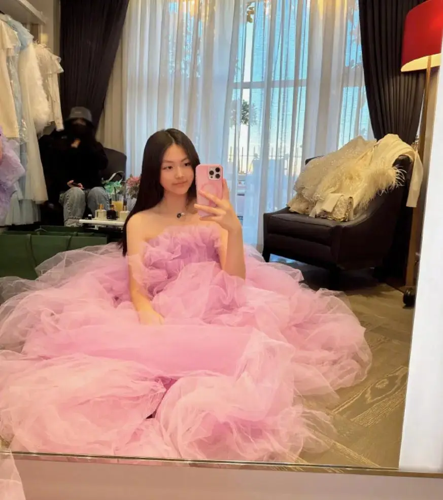 67王诗龄国外留学生活真奢靡穿10万行头倚豪车拍照才14岁就名媛范