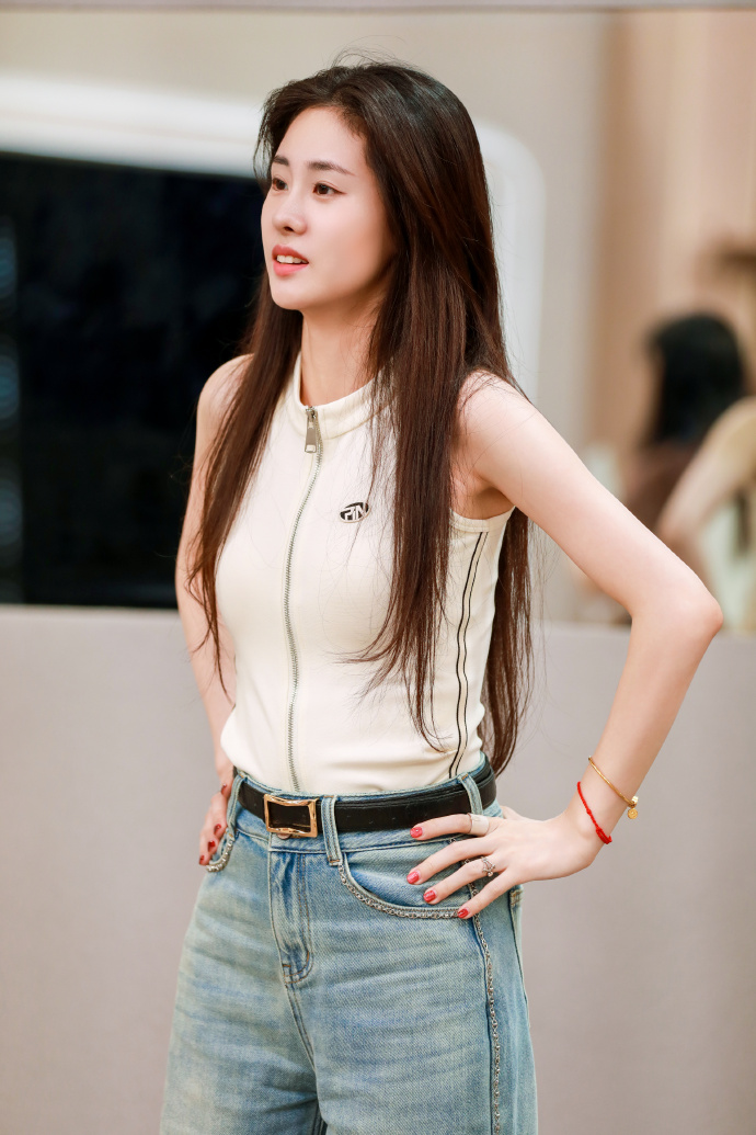 今晚22:00浙江卫视,22:30 z视介来听boss@张碧晨演唱《想你就写信》