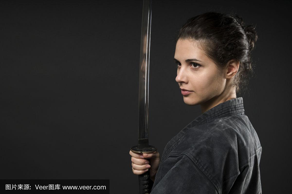 带着武士刀的女人,黑色背景