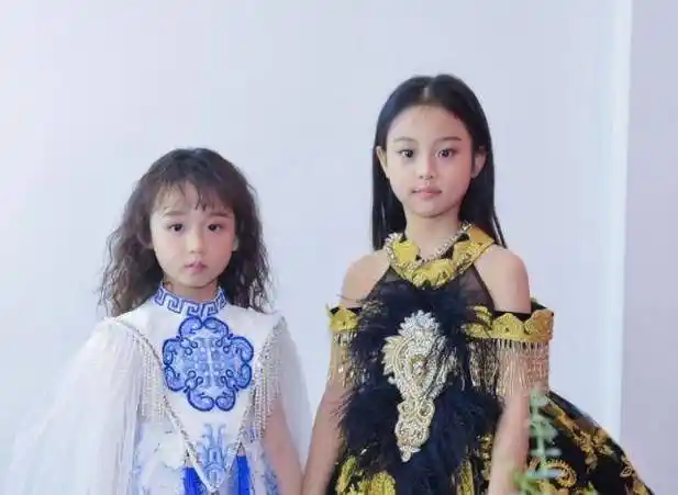 李小璐女儿甜馨走秀,样貌大变气质夺目,爸妈分手后曝在校被排挤