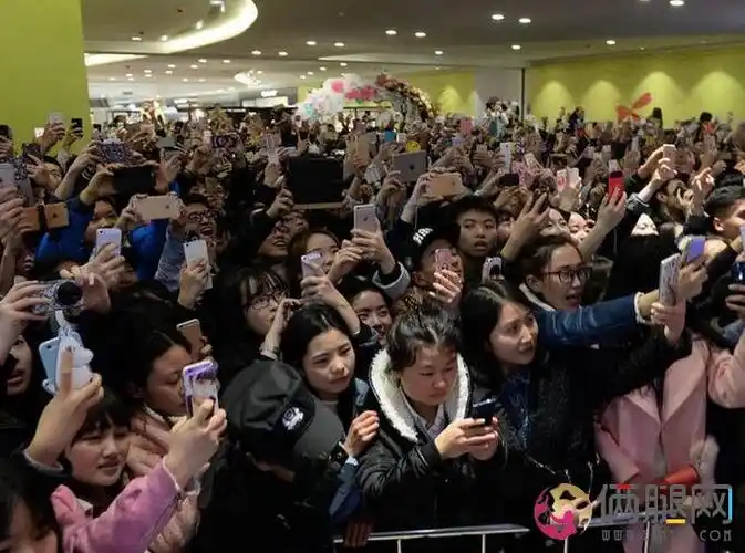 陈冠希贵阳捞金引众人围观 场面失控