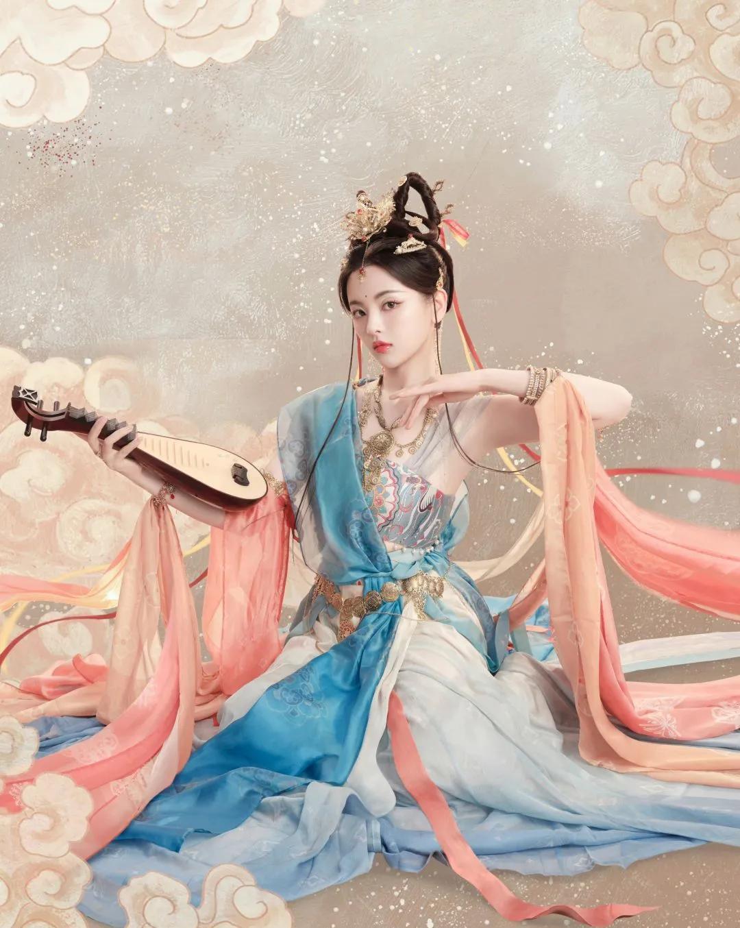 杨超越凭借傲人身材彻底出圈,早期又纯又欲游泳写真也被网友翻出_青春