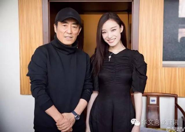 倪妮和张艺谋合影称感恩金陵十三钗谋女郎