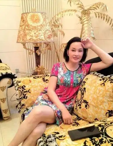 刘晓庆穿旗袍晒照胯大小腹凸出明显却丝毫不影响气质