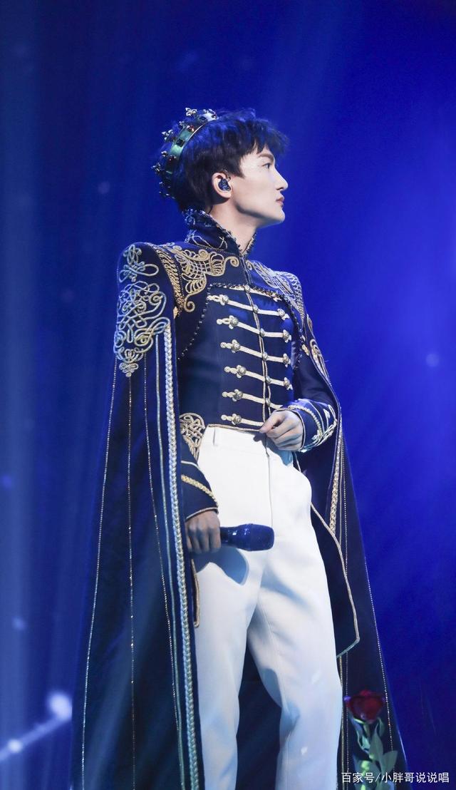 2016年周深一袭女装登上了蒙面唱将猜猜猜的舞台