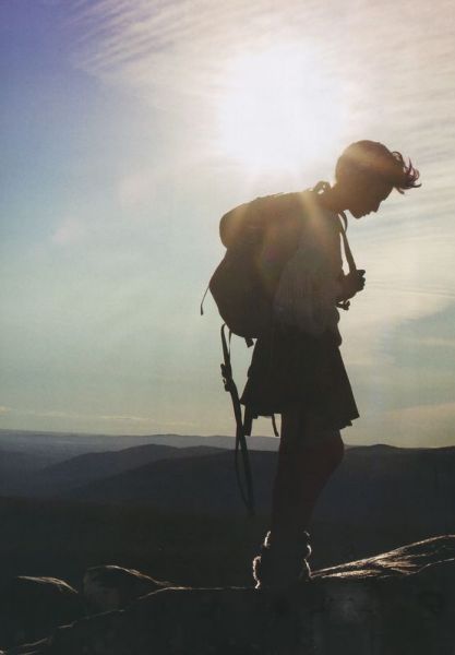 求一个人走在旅行路上的图片 是个男的 背着个旅行包 走在一条长长的