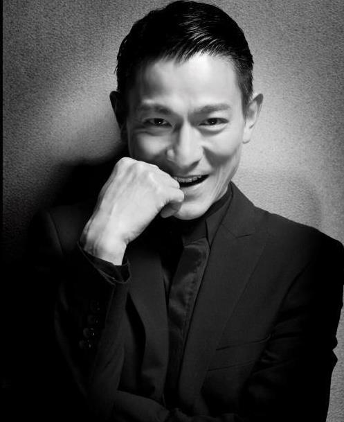 刘德华梳中分,手插裤兜帅气似小鲜肉!