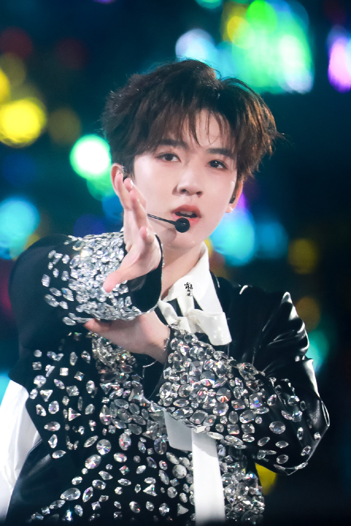 贺峻霖理想之途演唱会##贺峻霖 十九摘星诵捷音