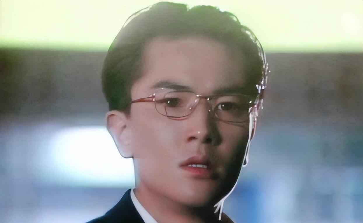当时郑伊健只有22岁,这是他第一部电视剧,金丝眼镜