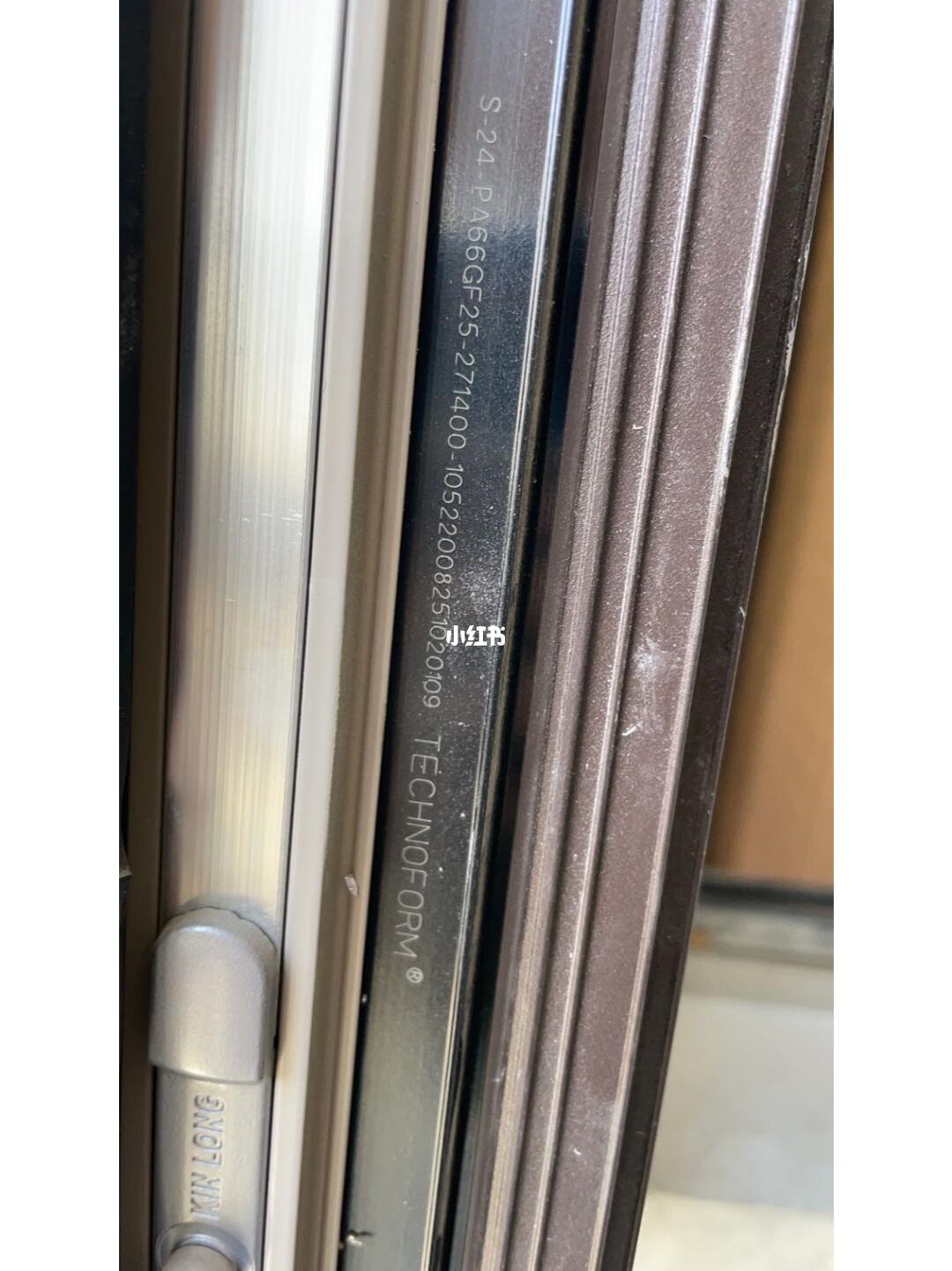 选窗户时不妨看看窗户使用的隔热条,如果是泰诺风--technoform 的一般