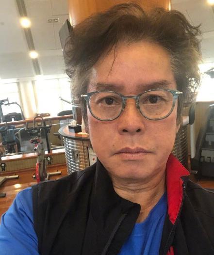 原创歌坛天王谭咏麟近照曝光年近古稀尽显沧桑嘴上戴的口罩亮了