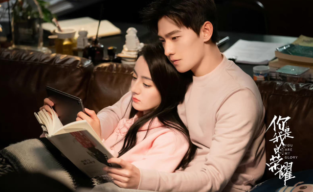 杨洋与迪丽热巴合作完《你是我的荣耀》后,便圈了很多的cp粉,不管是在